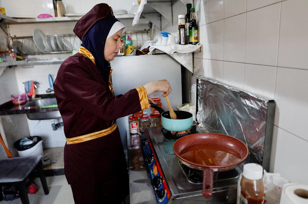 chef Amena Al-Hayek cooks a meal at the newly-opened women-only Sabaia restaurant 