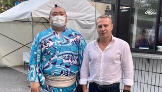 שר התיירות יואל רזבוזוב עם מתאבק סומו בטוקיו, יפן