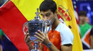 קרלוס אלקראס מנשק את הגביע