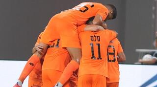 שחקני בני יהודה חוגגים