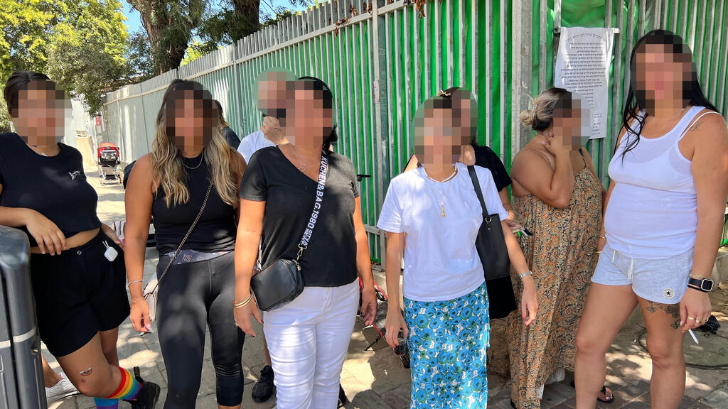 Пикет у входа в ясли в Холоне (Фото: Надав Абас) ההורים מחוץ לגן