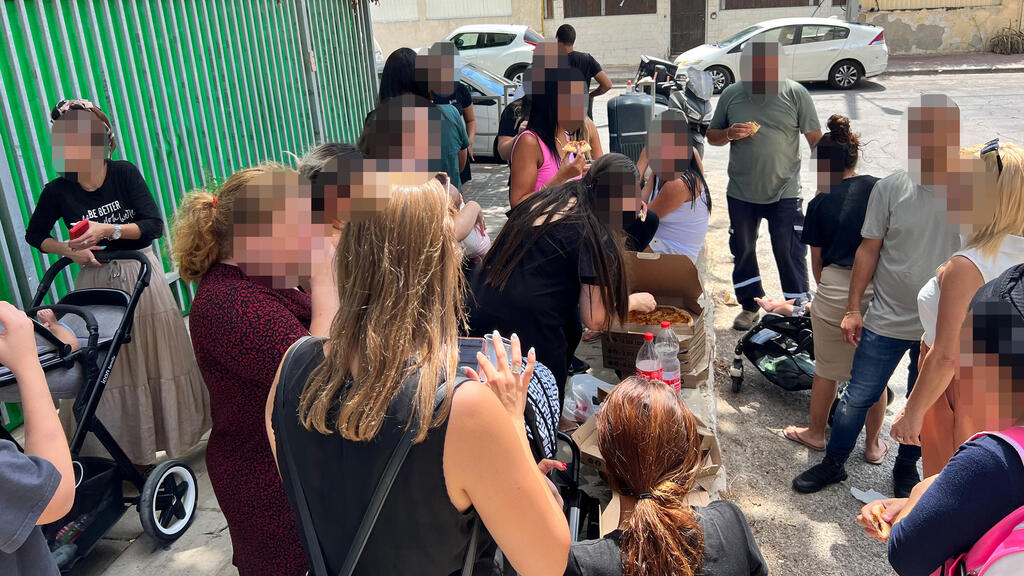 Пикет у входа в ясли в Холоне (Фото: Надав Абас) ההורים מחוץ לגן