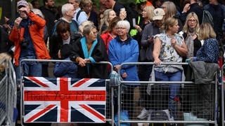 קהל ממתין ל תהלוכה לקראת העברת ארון המלכה אליזבת ל ארמון ווסטמיניסטר לונדון