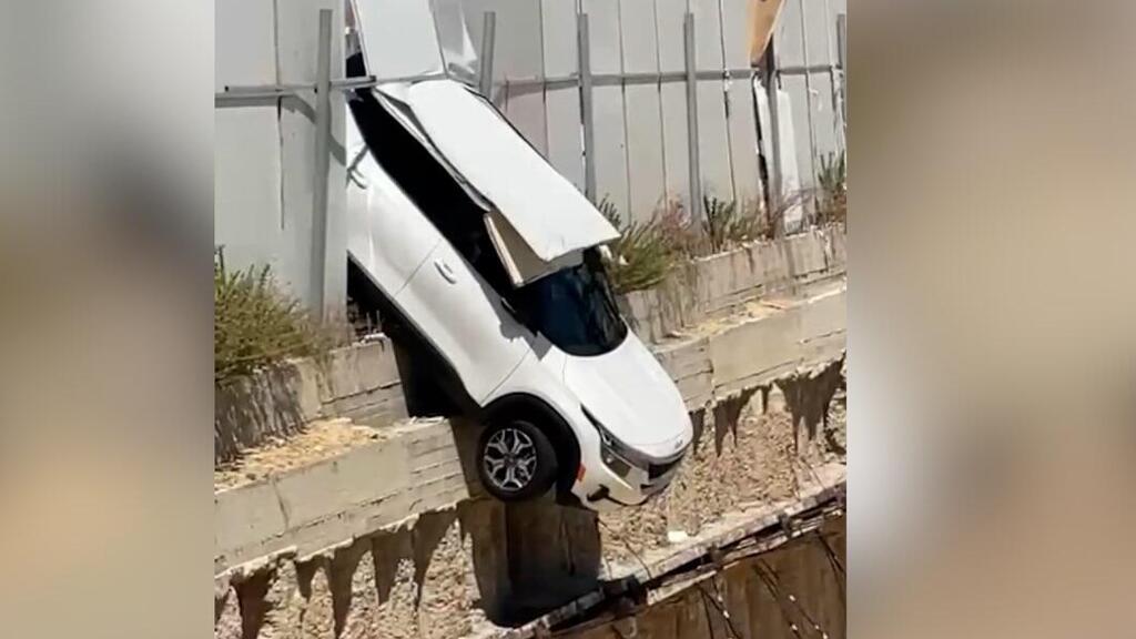 Машина зависла над котлованом רכב נכנס בגדר בחוף ראשון לציון
