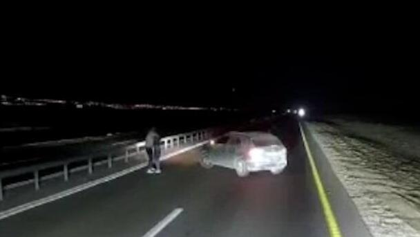 צפו: זוג שיכור נעצר לרקוד באמצע הדרך וחסם את כביש 90