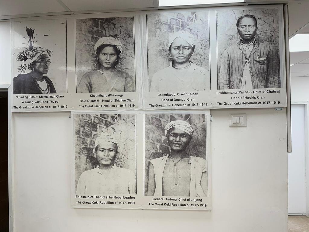 תמונות של בני שבט המנשה בלבוש מסורתי, מתוך התצוגה במוזיאון