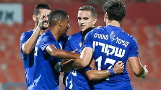 שחקני מכבי פתח תקווה חוגגים