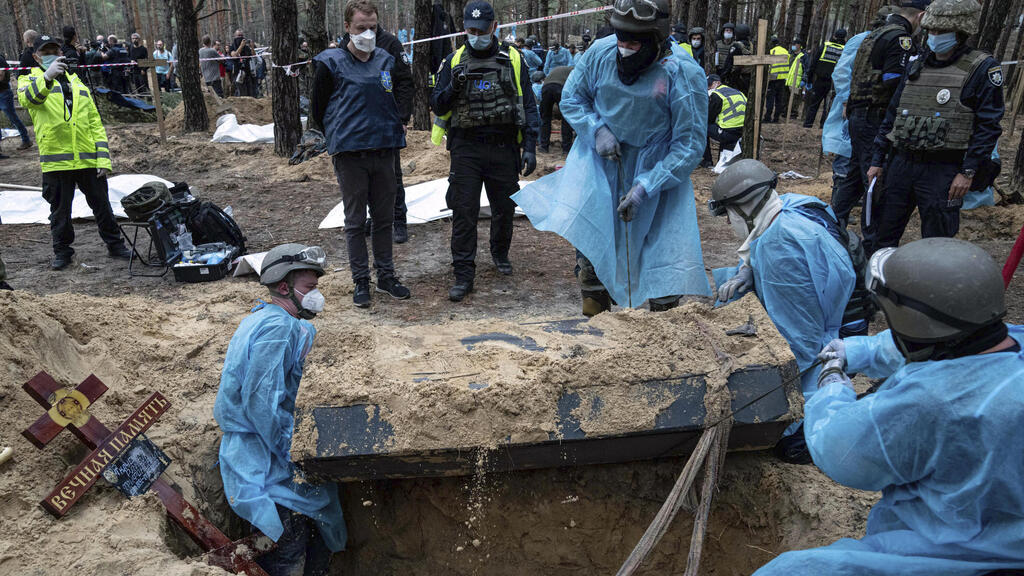 הוצאת הגופות לצורך העברתם באיזיום, אוקראינה