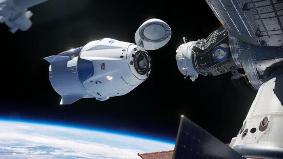 הזדמנות להגדיל את השוק. חללית דרגון של ספייס-אקס עוגנת בתחנת החלל הבינלאומית