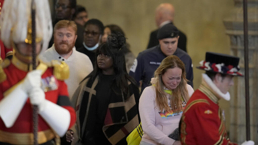 Прощание с королевой в Вестминстерском дворце (Фото: AP) קהל חולף על פני ארון המלכה אליזבת ארמון ווסמינסטר לונדון בריטניה