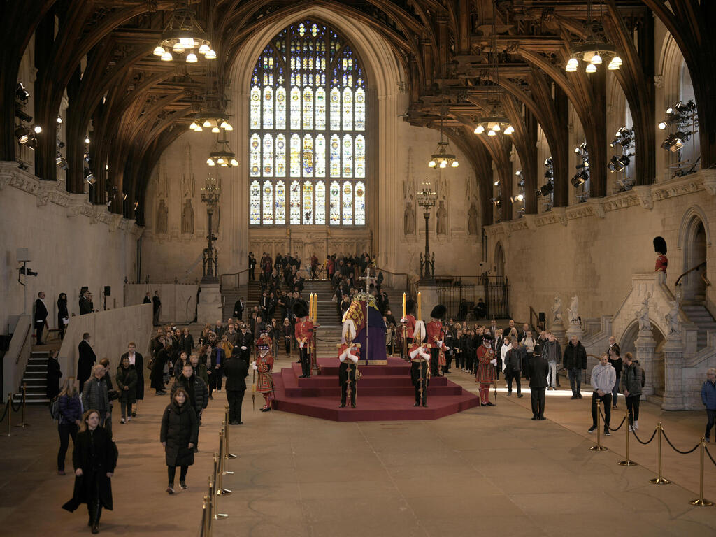 Гроб с телом Елизаветы II в Вестминстерском дворце (Фото: AP) קהל חולף על פני ארון המלכה אליזבת ארמון ווסמינסטר לונדון בריטניה