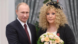 ה זמרת אלה פוג'צובה יחד עם נשיא רוסיה ולדימיר פוטין בטקס קבלת פרסים בקרמלין ב2014