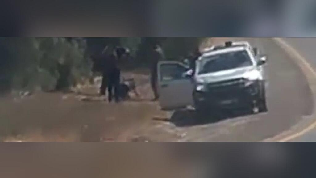 תיעוד: צעירים ערבים תושבי הנגב צילמו חיילים תוקפים גבר אזוק סמוך ליער סנסנה
