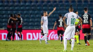 צ'ירון שרי צופה בשחקני הפועל ירושלים חוגגים