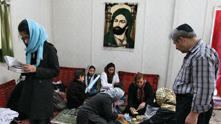 בדרכם לביקור בקבר אסתר ומרדכי בהמדאן, יהודים עוצרים להתפלל בחדר תפילה מוסלמי