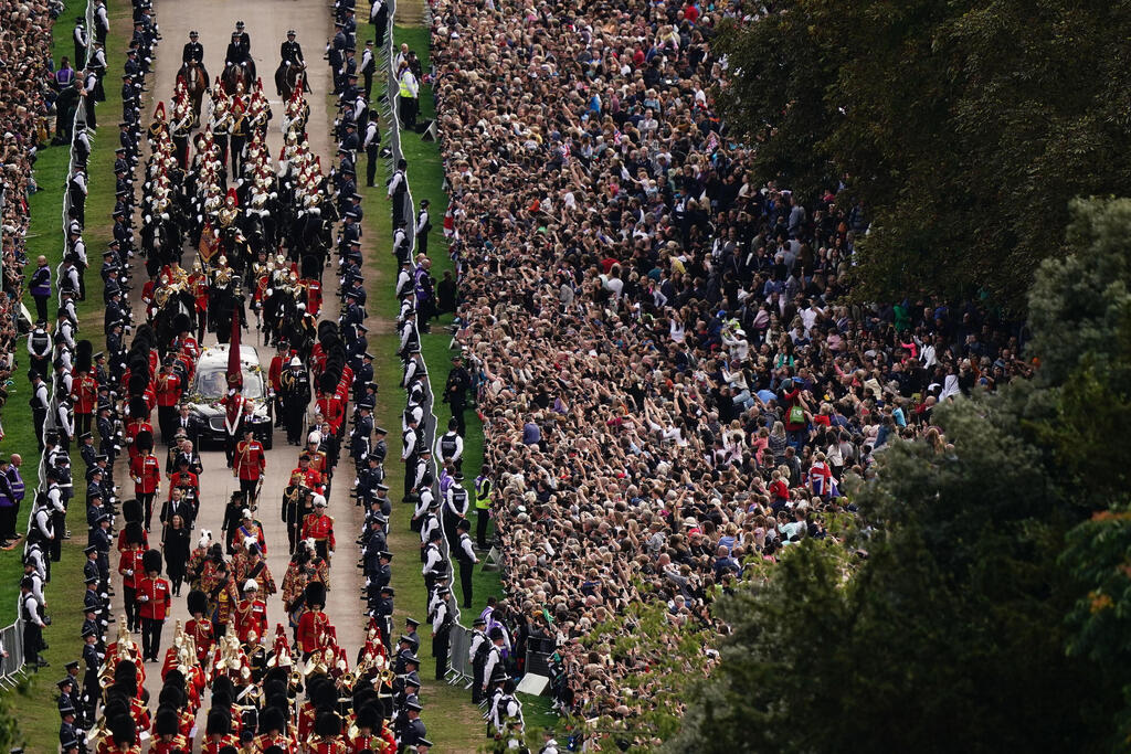 תהלוכה הלוויה ארון המלכה אליזבת מובא ל טירת ווינדזור בריטניה