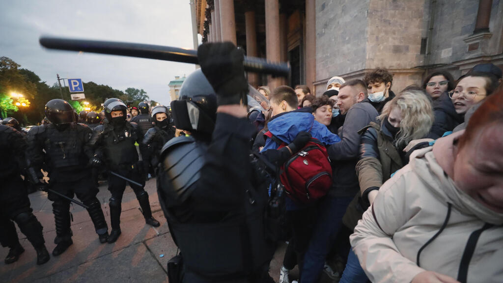 הפגנות מפגינים הפגנה בעיר סנט פטרבורג ב רוסיה גיוס מילואים למלחמה באוקראינה