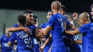 שחקני מכבי פ"ת חוגגים עם ארד בר