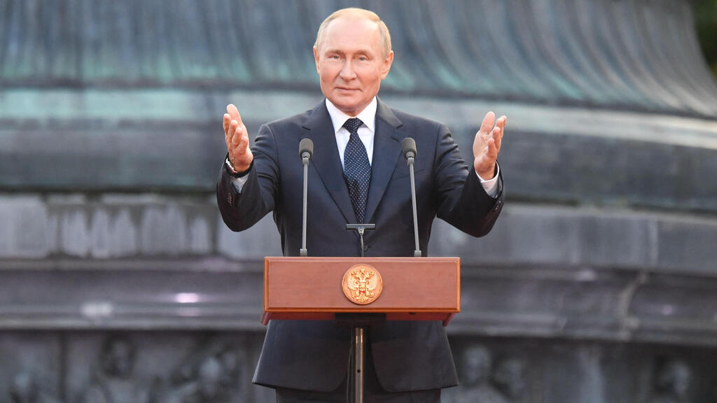 נשיא רוסיה ולדימיר פוטין נושא נאום ב מהלך אירוע ל ציון יום השנה ה-1160 להקמת ה מדינה של רוסיה ב ווליקי נובגורוד ב-21 בספטמבר 2022