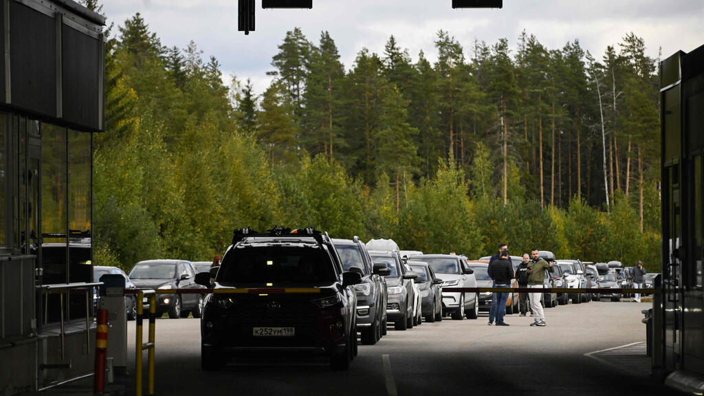 מכוניות ב גבול רוסיה ו פינלנד