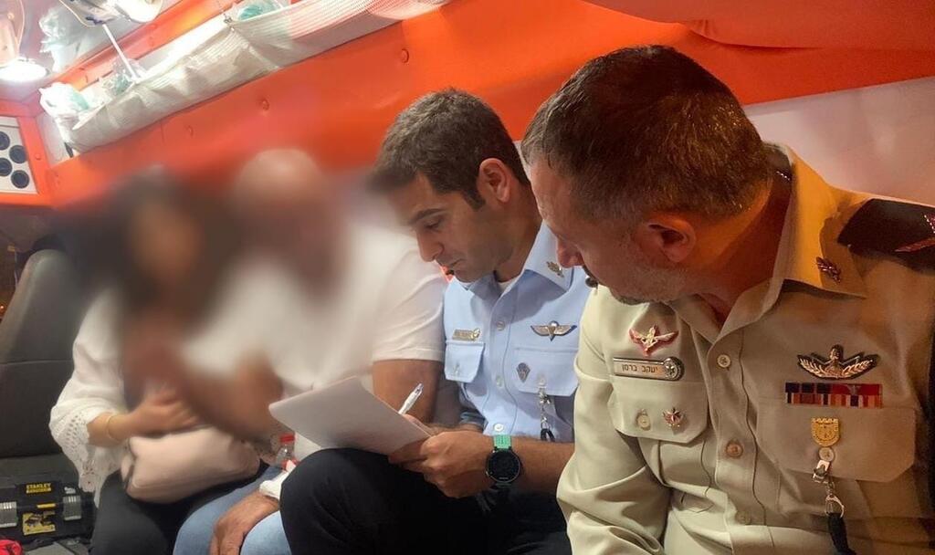 Заретушированы лица пограничника, нейтрализовавшего террориста, и его супруги (Фото: полиция) ניצב אמיר כהן עם השוטר ואשתו