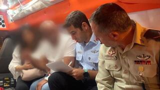    ניצב אמיר כהן עם השוטר ואשתו