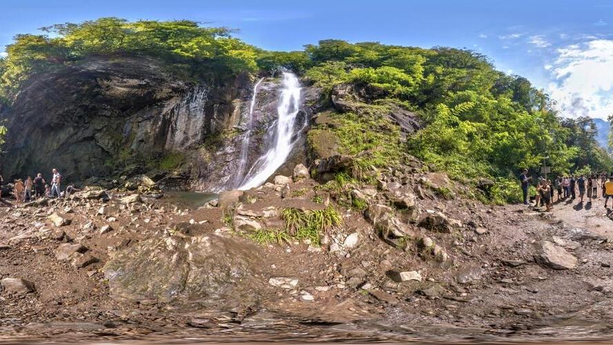 Водопад, куда ехали туристы (Фото: shutterstock) מפלי מקחונצטי
