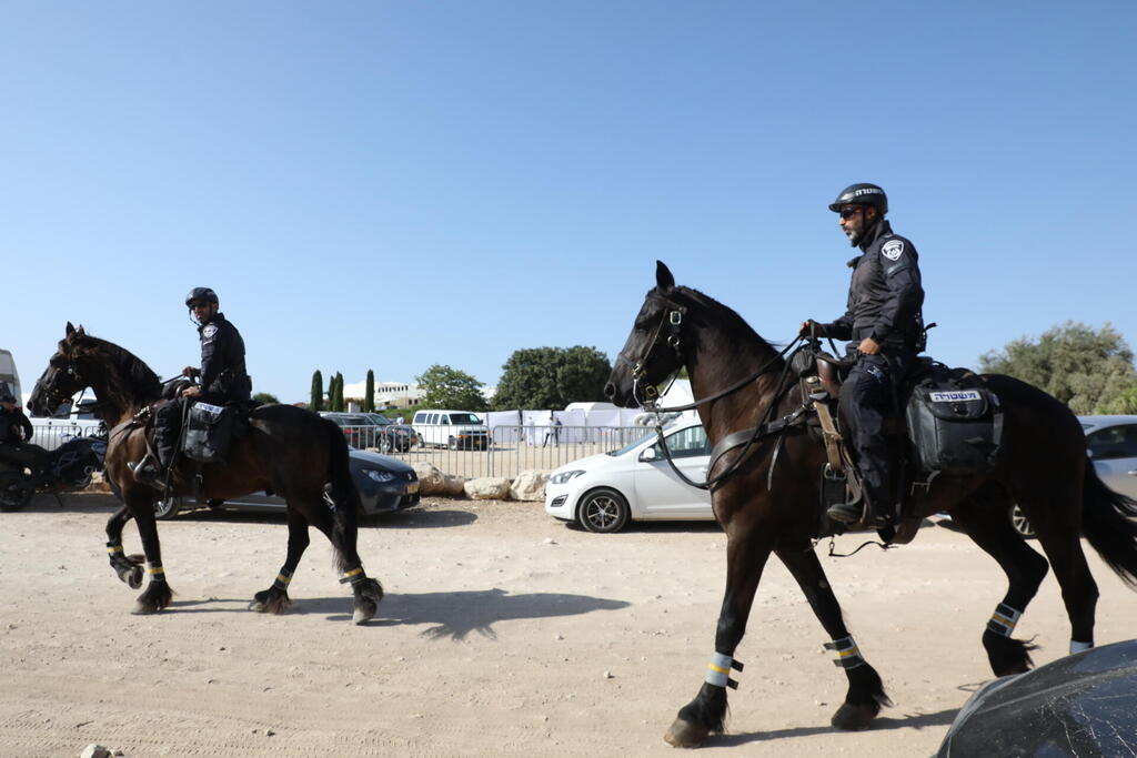 שוטרים רכובים על סוסים בחתונה