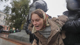 רוסיה שוטרים עוצרים מפגינים ב מוסקבה הפגנות נגד המלחמה ב אוקראינה ו הגיוס