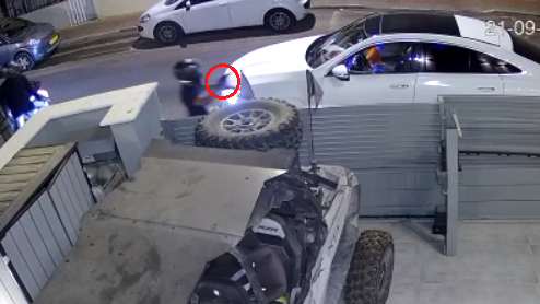 תיעוד: לעיני הילדים - שודדים מאב המשפחה שעון בשווי 110,000 דולר