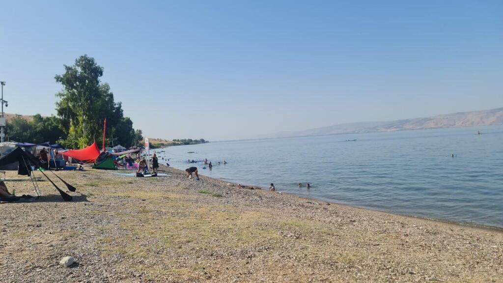 רוחצים בחוף לבנון בראש השנה