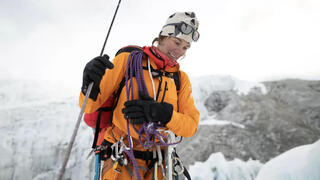 הילרי נלסון מטפסת הרים  באמצעות מגלשי סקי שנעלמה בהר מנסלו ב הימלאיה נפאל