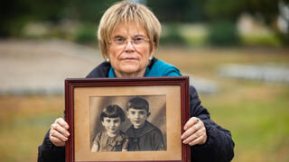 לכתבה בלבד! אסתר מחזיקה בתמונת האחים שלה במחנה ההשמדה חלמנו