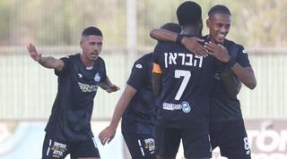 שחקני הפועל עפולה חוגגים