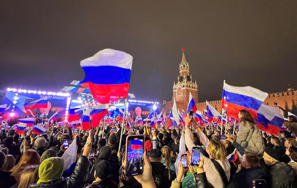 תומכי נשיא רוסיה פוטין חוגגים ב מוסקבה הכרזת סיפוח שטחים כבושים ב אוקראינה 