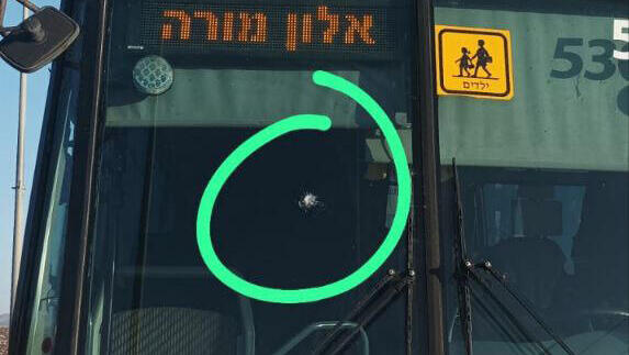 Лобовое стекло школьного автобуса, пробитое пулей (Фото: Надав Гольдштейн. TPS) האוטובוס שנורה