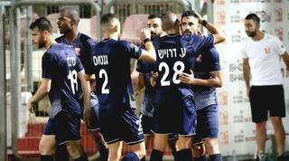 בירם כיאל חוגג עם שחקני בני סכנין