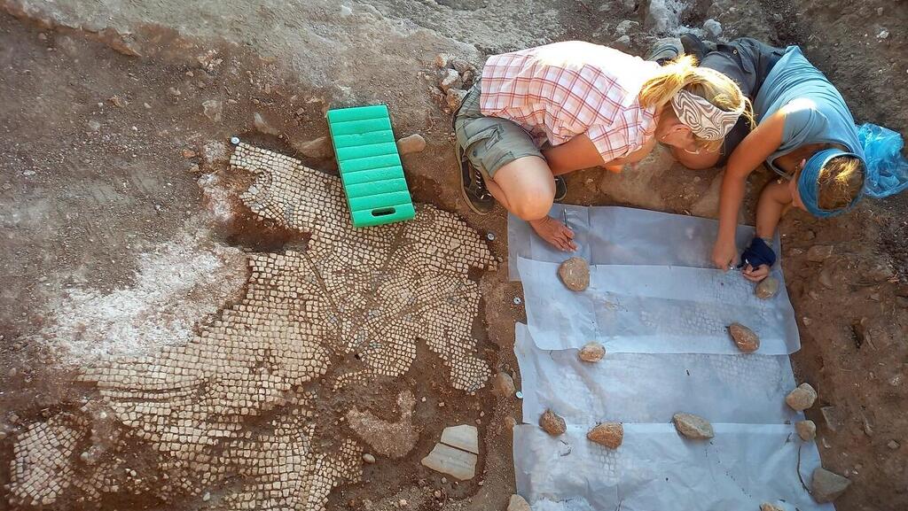 צוות הארכיאולוגים מטעם אוניברסיטת מיינץ מתעד את קווי המתאר של הפסיפס שהתגלה בסמוך לח'רבת אל-מיניה
