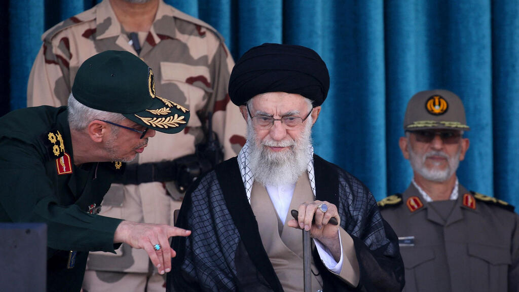 המנהיג העליון של איראן עלי חמינאי בטקס לסיום קורס של צוערי משטרה ב טהרן
