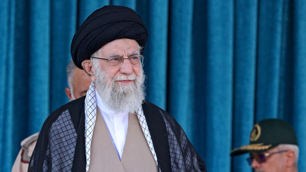 המנהיג העליון של איראן עלי חמינאי בטקס לסיום קורס של צוערי משטרה ב טהרן