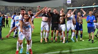 שחקני מכבי בני ריינה חוגגים עם הקהל