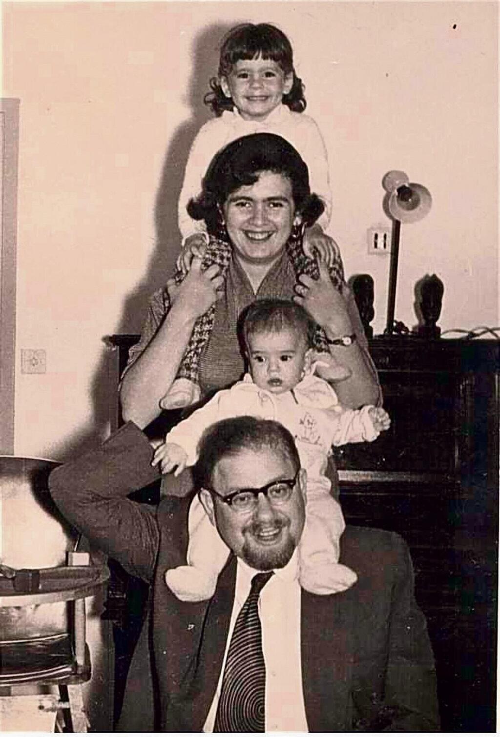 אמונה אלון ומשפחתה. אביה, הרב פרופ' פינחס פלאי; אמה, פנינה פלאי; ואחותה הגדולה, בטחה הר־שפי