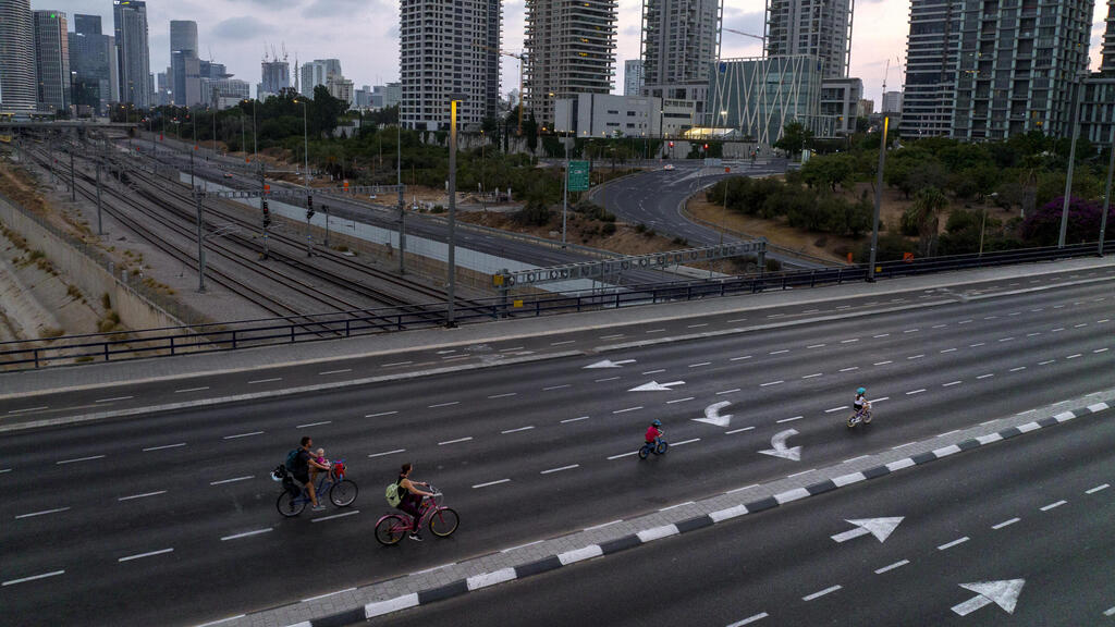 נוסעים על אופניים בכבישים הריקים באזור תל אביב