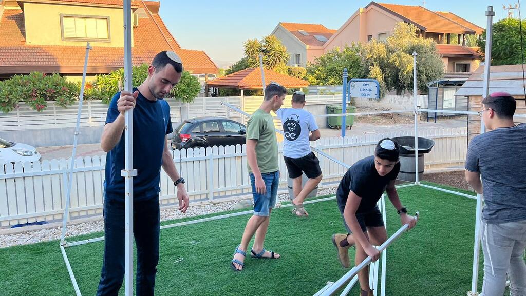 תלמידי ישיבת אורט אביתר בבית שאן סייעו בבניית סוכות למשפחות שמתקשות לבנות לבד ברחבי העיר