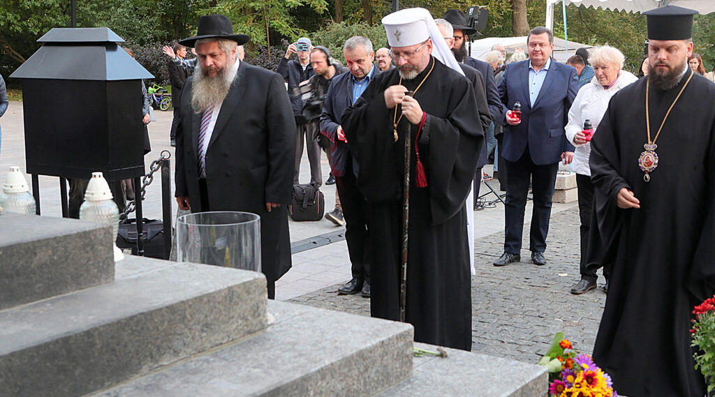 Rabbi Moshe Reuven Azman in an interreligious prayer in Kyiv (Photo: Gettyimages) Ukraine Jews post war
