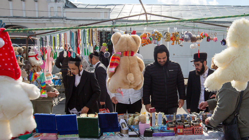 Tourists look for souvenirs at a bazaar in Uman (Photo: David Saveliev) Ukraine Jews post war