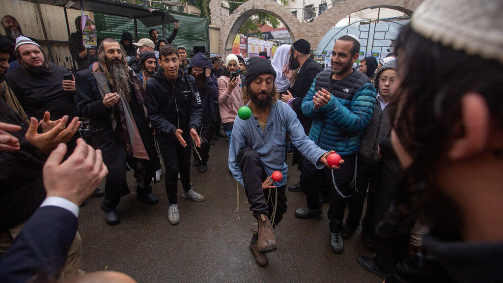 A scene from the Jewish celebration in the street in Uman (Photo: David Saveliev) Ukraine Jews post war