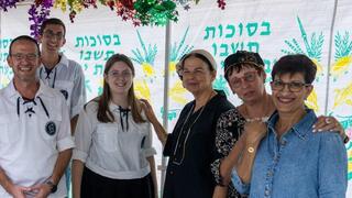 מימין: עדה רובל, מיכל שראל וחגית ריין עם חברי המיזם ומזכ"ל בני עקיבא יגאל קליין (במרכז)