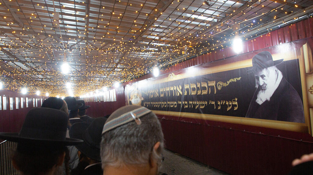 Men line up for free food in Uman’s Jewish quarter (Photo: David Saveliev) Ukraine Jews post war