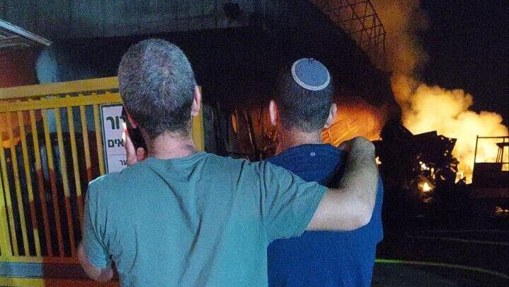 מביטים במשק בשעת השריפה